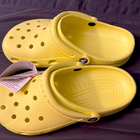 2nd pair-NWT - Unisex Yellow Crocs, no box. Women 9 and Mens 7. - Picture 2 of 4